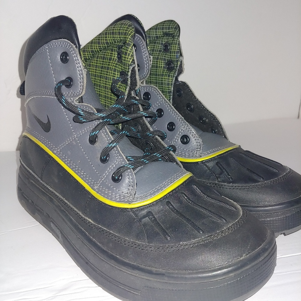 Size 6 Boys nike boots (1 boot string missing)